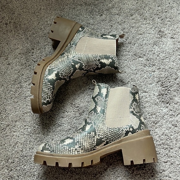 Universal Thread Snakeskin Chelsea Boots - Womens 10 - Picture 3 of 9